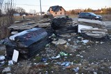 Po wyburzonej przed laty chlewni, został betonowy plac i stosy eternitu, który był niegdyś pokryty dach. Teraz wszystko zalega pod chmurką