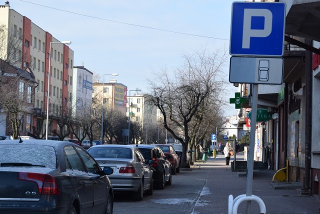 Przy szeregowcach przy ulicy 16 Stycznia byliśmy przyzwyczajeni do parkowania po skosie. Tymczasem znak drogowy wyraźnie informuje, że swe auta musimy ustawiać równolegle do chodnika. Niestety, to powoduje zmniejszenie ilości miejsc postojowych