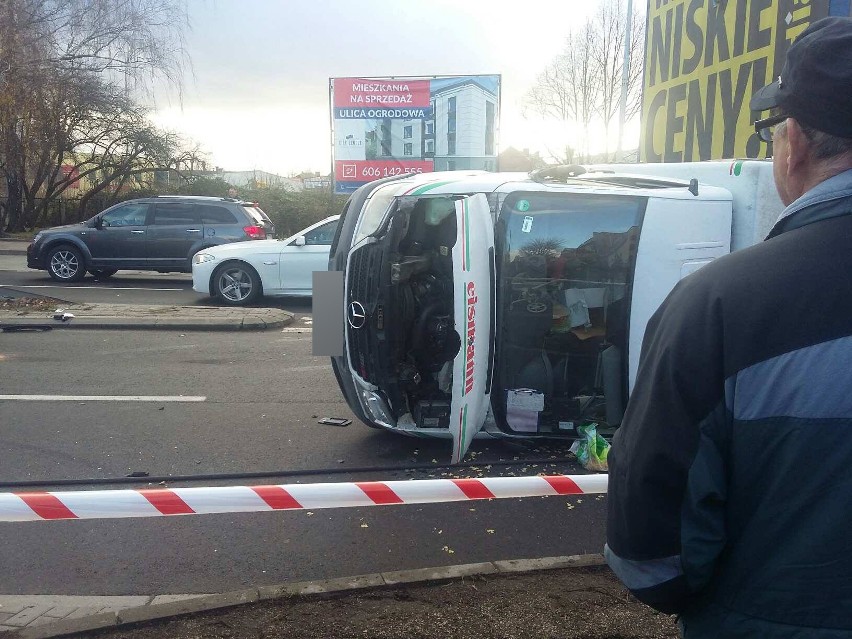 Wypadek na ulicy Tuwima. Wywrócone auto dostawcze (zdjęcia)