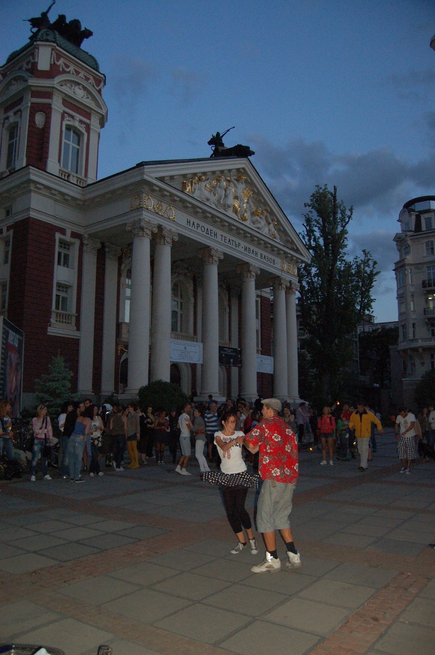 Sofia. Wieczorem przed Teatrem Narodowym Iwana Wazowa...