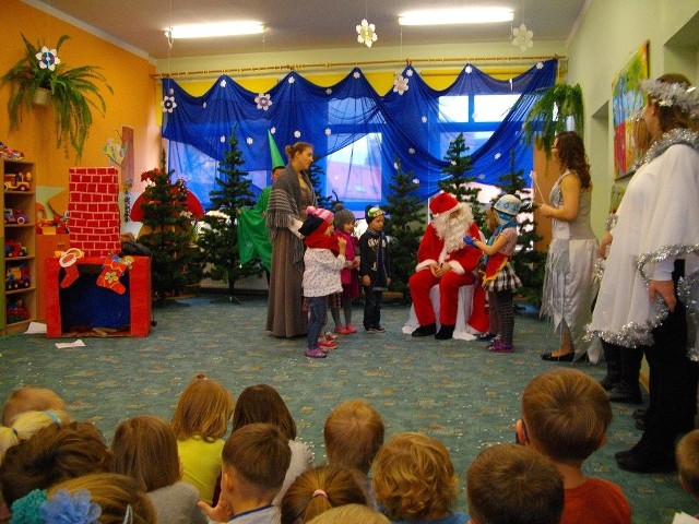 "Dary Świętego Mikołaja" to przedstawienie, które przygotowali i w którym wystąpili rodzice 5-latków z Przedszkola nr 1 w Miastku. 