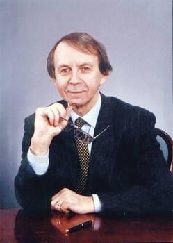 Profesor Stanisław Sołtysiński jest wybitnym specjalistą w zakresie prawa cywilnego, własności intelektualnej, prawa handlowego oraz prawa inwestycji zagranicznych. Reprezentował polski rząd w rozmowach prowadzących do stowarzyszenia ze Wspólnotą Europejską. Był dziekanem Wydziału Prawa Uniwersytetu im. A. Mickiewicza w Poznaniu. FOT. SK&amp;S LEGAL