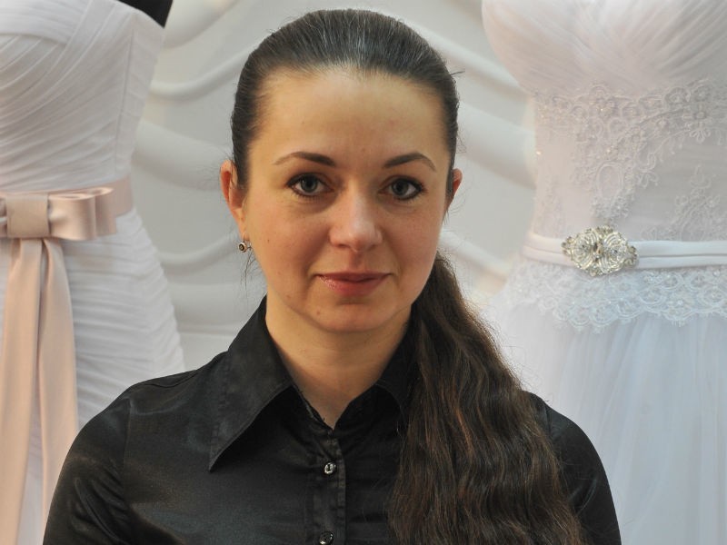 Katarzyna Pasierb-Janik, stylistka z salonu sukien ślubnych.