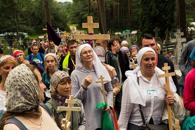 W piątek pielgrzymi wzięli udział w głównych uroczystościach jednego z najważniejszych świąt prawosławnych - Święta Przemienienia Pańskiego, w liturgiach i procesji. Na Świętej Górze Grabarce znajduje się niewielka cerkiew, otoczona drewnianymi krzyżami, które pielgrzymi przynoszą ze sobą razem z modlitwami o zdrowie bądź w podziękowaniu. Mieści się tu również klasztor żeński oraz cudowne źródełko, w którym pielgrzymi obmywają swoje chore i obolałe części ciała.