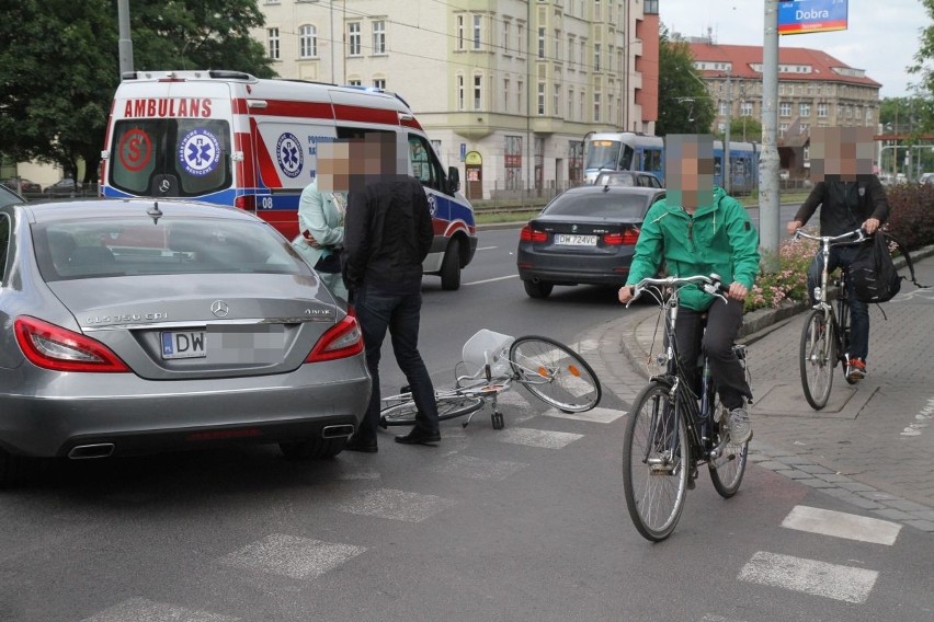Wrocław: Wypadek na ul. Legnickiej. Mercedes potrącił rowerzystkę (ZDJĘCIA)