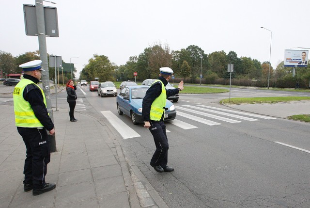 W ścisłym centrum miasta policjanci raczej nie zwrócą nam uwagi, że jedziemy lewym pasem. Ale  na dłuższych odcinkach możemy mieć problem, aby logicznie wyjaśnić, dlaczego nie jedziemy prawym