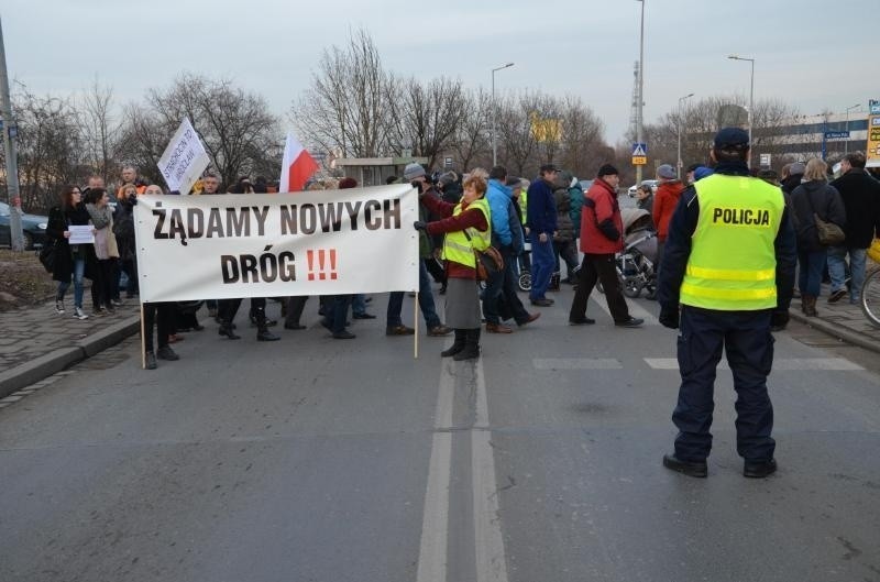 Protest na Swojczyckiej i Kowalskiej. Kilkadziesiąt osób blokowało ulice (ZDJĘCIA)