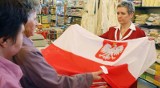 Mieszkańcy Podkarpacia na znak żałoby ozdabiają domy flagami