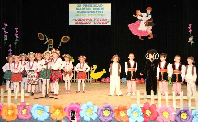 Na scenie włoszczowskiego Domu Kultury przedszkolaki z całej gminy prezentowały swoje talenty aktorskie, wokalne i taneczne.