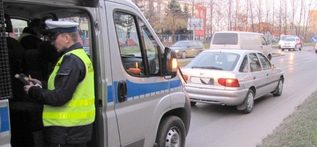Policjanci zatrzymali kierowcy prawo jazdy.