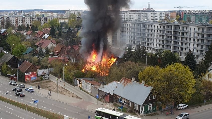 Białystok. Pożar drewnianego domu przy ul. Mohylowskiej. Siedem zastępów straży pożarnej uczestniczyło w akcji gaśniczej [ZDJĘCIA]