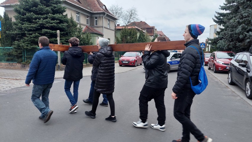 Nastrojowa Droga Krzyżowa w Żarach. Uczestnicy przeszli ulicami miasta aż na cmentarz komunalny