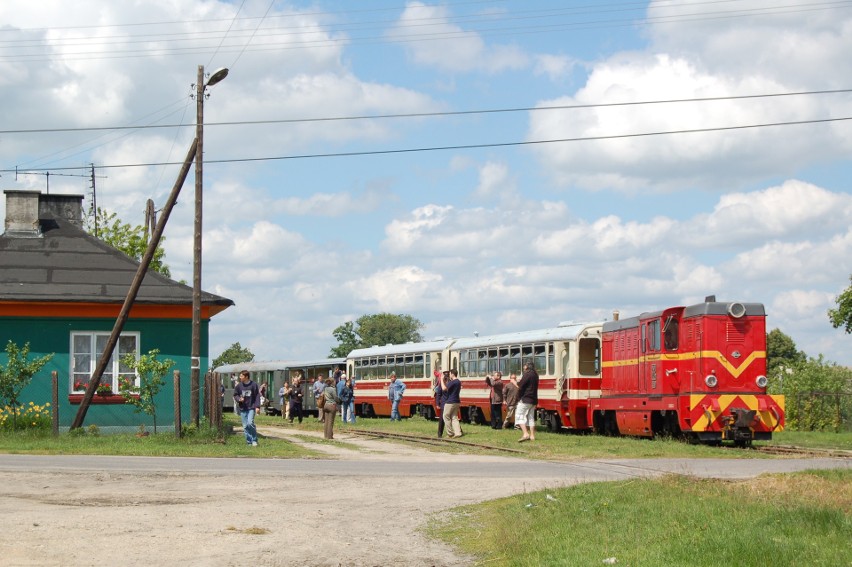 Kursująca na trasie Rogów-Jeżów ciuchcia zabiera pasażerów w...