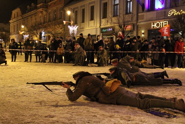 Obchody rocznicy Powstania Wielkopolskiego w Gnieźnie. Inscenizacja historyczna na deptaku i patriotyczne śpiewy. Zobacz zdjęcia --->