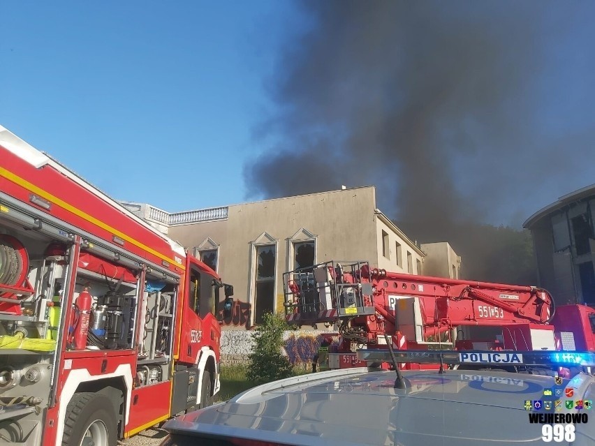 Pożar w opuszczonym budynku dawnego hotelu Murat w Redzie | ZDJĘCIA