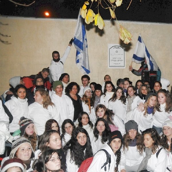 Grupa ponad stu Izraelczyków podczas wizyty w Toruniu odwiedziła miejsce spoczynku swoich przodków
