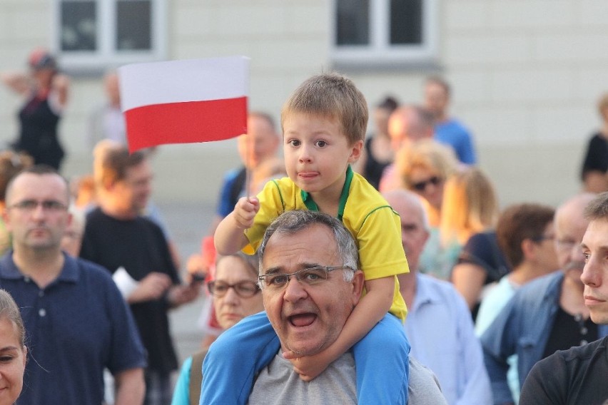 Wielka manifestacja w centrum Kielc „Wolne Sądy” z tysiącami uczestników  