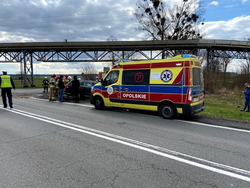 Zimnice Małe. Czołowe zderzenie dwóch samochodów na drodze...