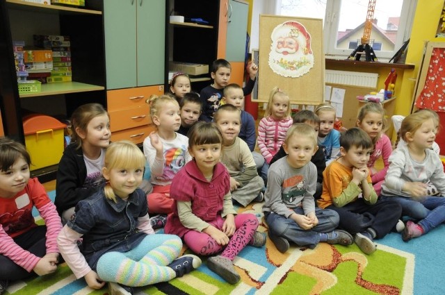 Dzieci z zerówki w szkole podstawowej przy ul. Bośniackiej mają po 5-6 lat. I obszerną wiedzę o Mikołaju.