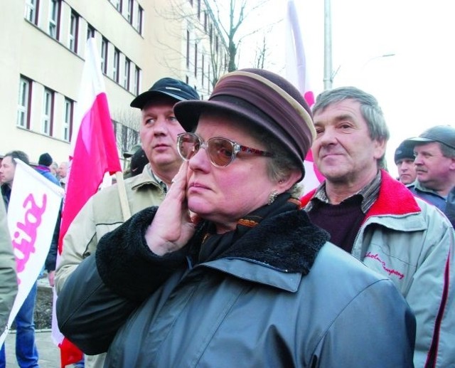 - Pracuję w ZNTK ponad 30 lat - ze łzami w oczach mówi Teresa Łupińska, która wczoraj wzięła udział w pikiecie pod urzędem wojewódzkim. - Jeśli stracę pracę, kto zatrudni kobietę w moim wieku?