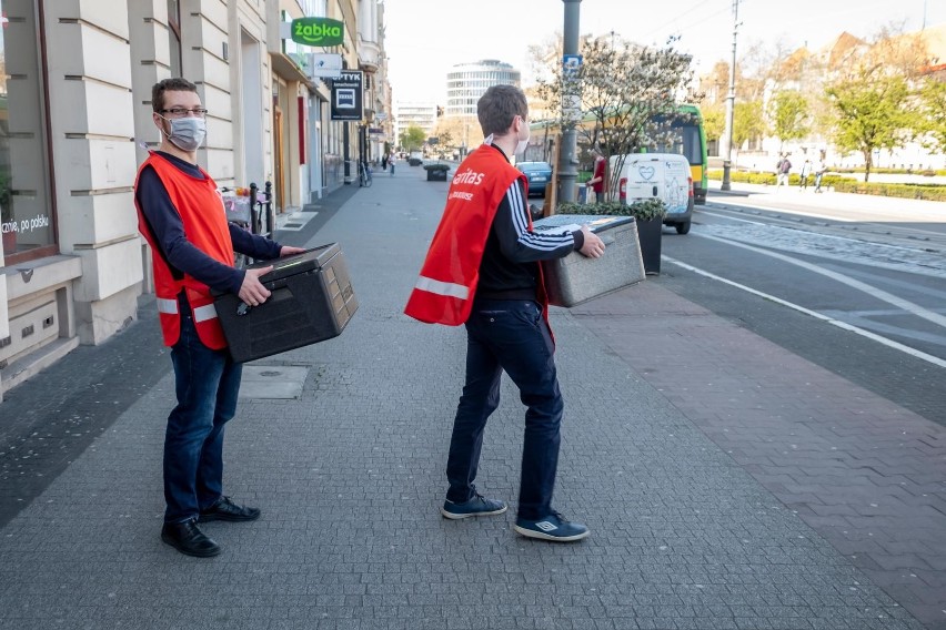 Wolontariusze Caritasu codziennie robią zakupy dla...