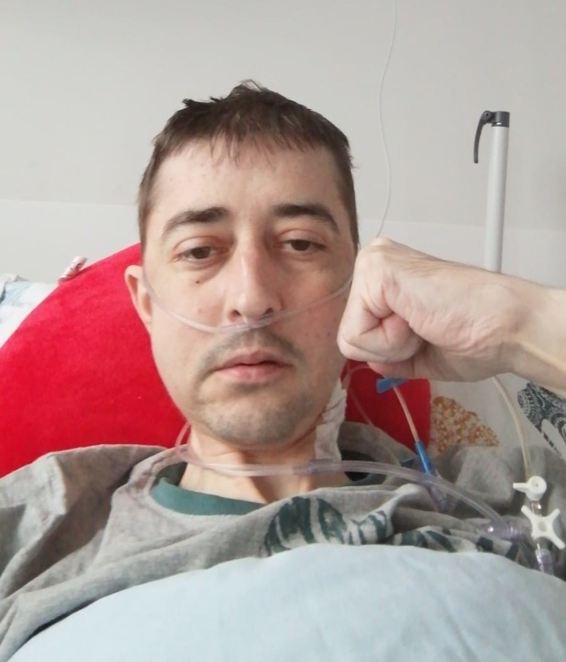 Walka o lek dla piłkarza Pszczółek Krzyśka Talaśki, który czeka na przeszczep płuc. Potrzebna pomoc!
