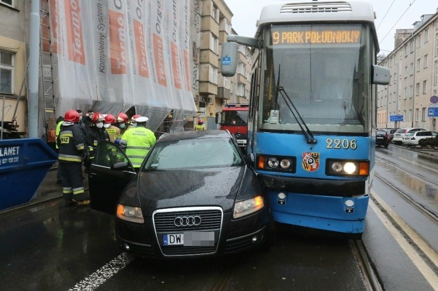 Wypadek tramwaju i samochodu na Sienkiewicza (ZDJĘCIA)
