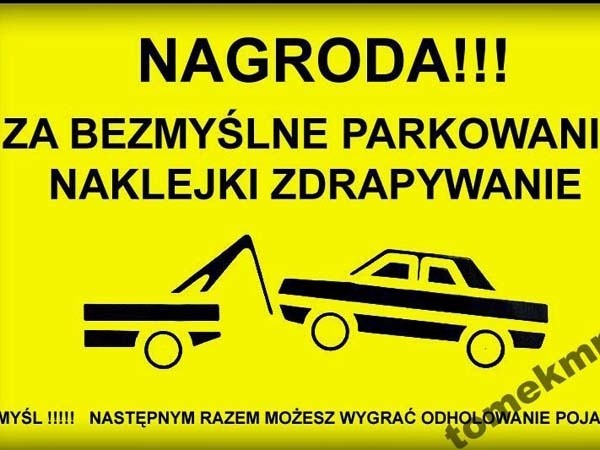 Nalepki za nieprawidłowe parkowanie.