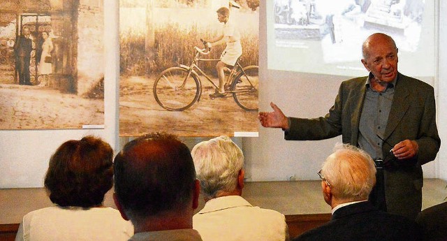 Pan Andrzej Szymura podczas wernisażu swoich fotografii w Muzeum Regionalnym „Dom Grecki”