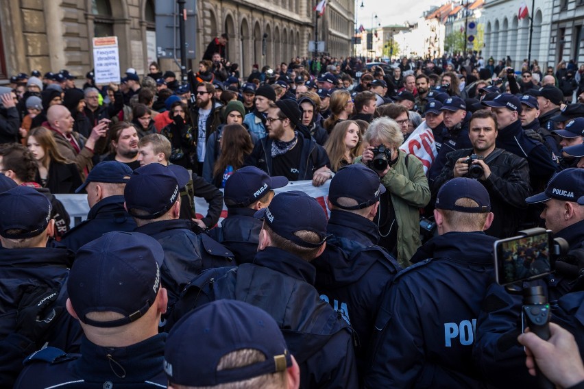 Marsz ONR w Warszawie [ZDJĘCIA] Narodowcy świętowali, Obywatele RP chcieli zablokować pochód