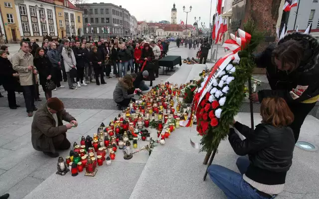 10 kwietnia 2010 roku. Białostoczanie zapalają znicze na Rynku Kościuszki: przed pomnikiem Jana PAwła II i Marszałka Józefa Piłsudskiego