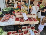 Ile kosztują owoce i warzywa na targowisku w Częstochowie? Sprawdziliśmy! CENY truskawek, czereśni i kalafiorów są mocno zróżnicowane