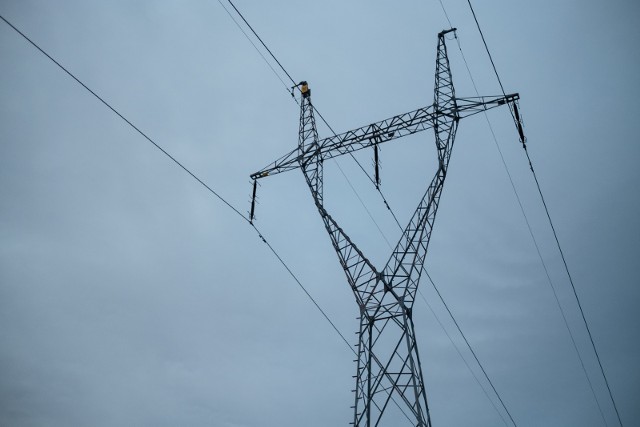 Silne wichury uszkadzają linie energetyczne, pozbawiając mieszkańców Wielkopolski prądu.