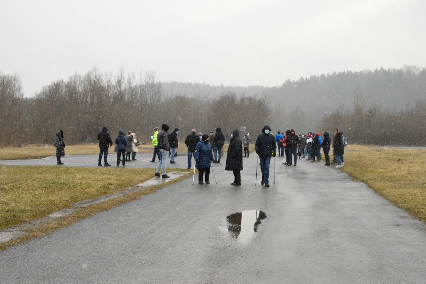 Dobczyce. Mieszkańcy zebrali się pod zaporą. Protestują przeciwko budowie farmy fotowoltaicznej 