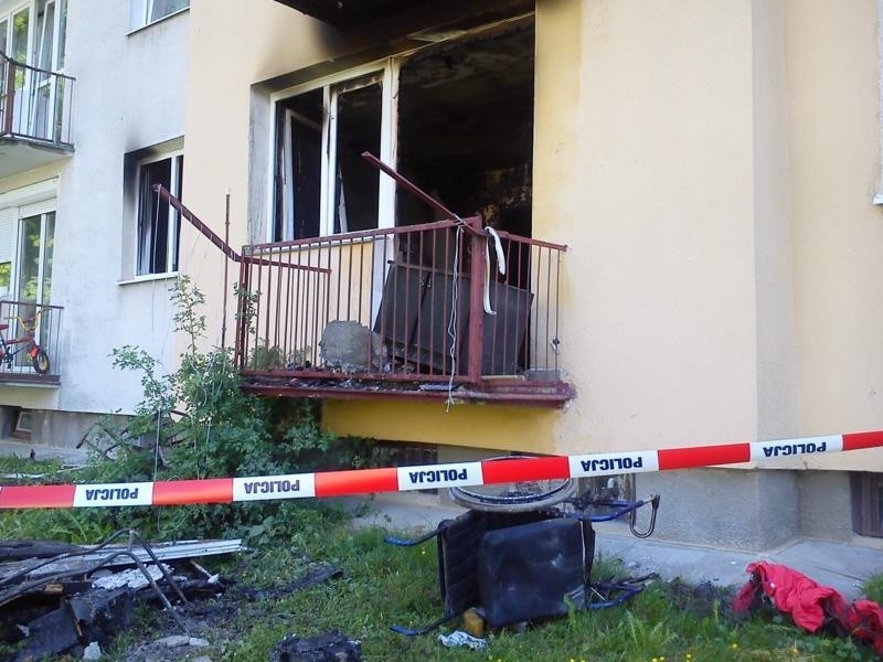 Pożar domu w Kraśniku. Policjanci uratowali inwalidę