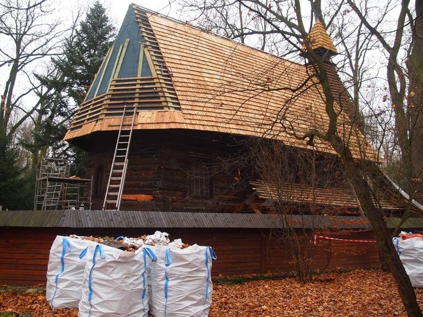 Remont dachu kościółka w parku Szczytnickim