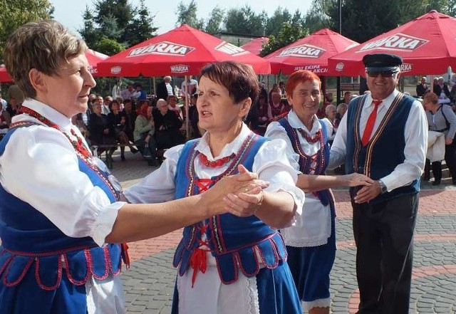 Jedni śpiewali, inni tańczyli. Tańczy zespół Kumosie z Sadku, w gminie Szydłowiec