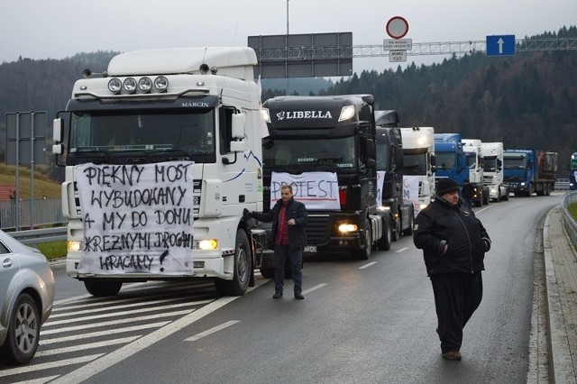 W grudniu 2015 r. tirowcy protestowali na moście w Piwnicznej