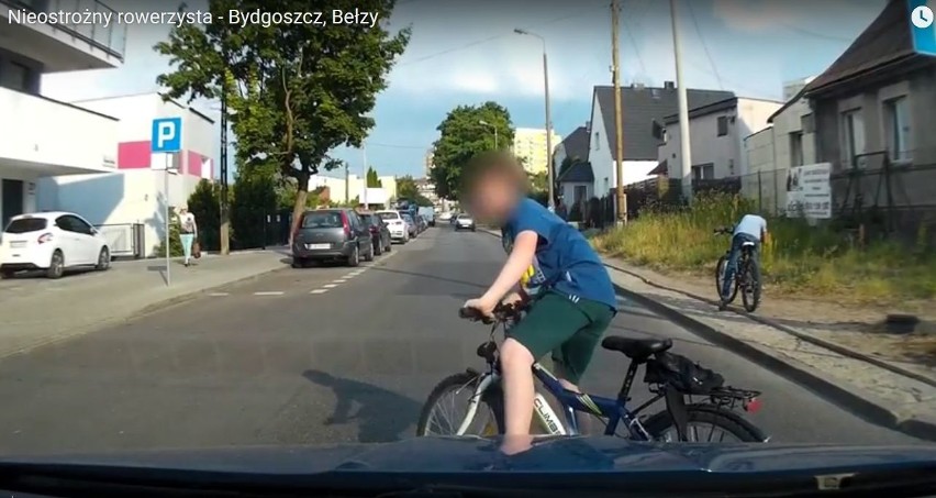 Rowerzysta wjeżdża pod koła samochodu na Bełzy w Bydgoszczy. Refleks kierowcy pozwala uniknąć wypadku! [wideo, zdjęcia]