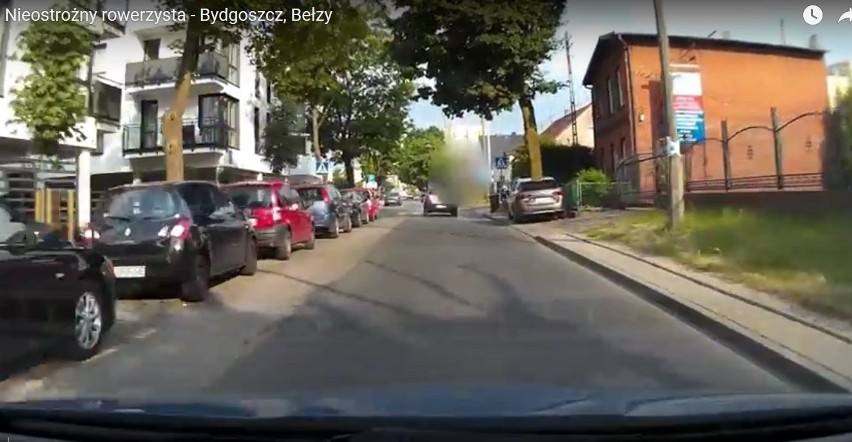 Rowerzysta wjeżdża pod koła samochodu na Bełzy w Bydgoszczy. Refleks kierowcy pozwala uniknąć wypadku! [wideo, zdjęcia]