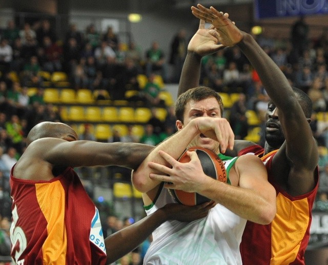 Vladimir Dragicević ze Stelmetu Zielona Góra w kleszczach koszykarzy Galatasaray Stambuł.