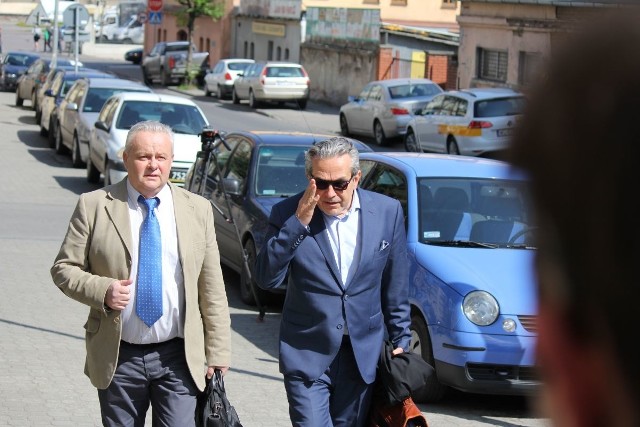 Oskarżony Mirosław Karapyta (z lewej, obok jego adwokat) powiedział dziennikarzom, że zgadza się na podanie w mediach jego pełnego nazwiska i ujawnienie wizerunku.