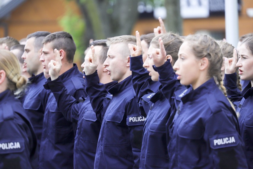 Białystok. Blisko 50 nowych funkcjonariuszy złożyło przyrzeczenie i wstąpiło w szeregi podlaskiej policji [ZDJĘCIA]