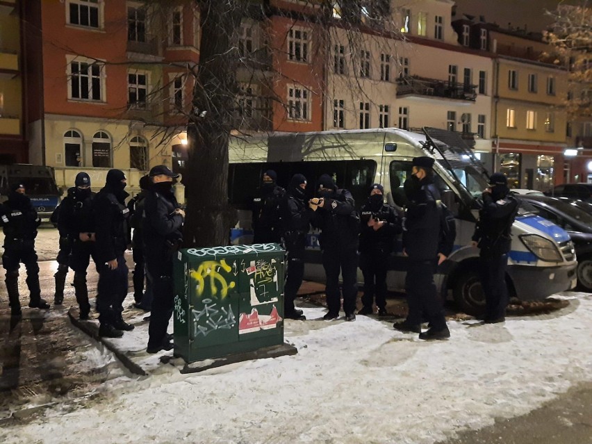 Kilkunastu policjantów weszło do restauracji we Wrzeszczu