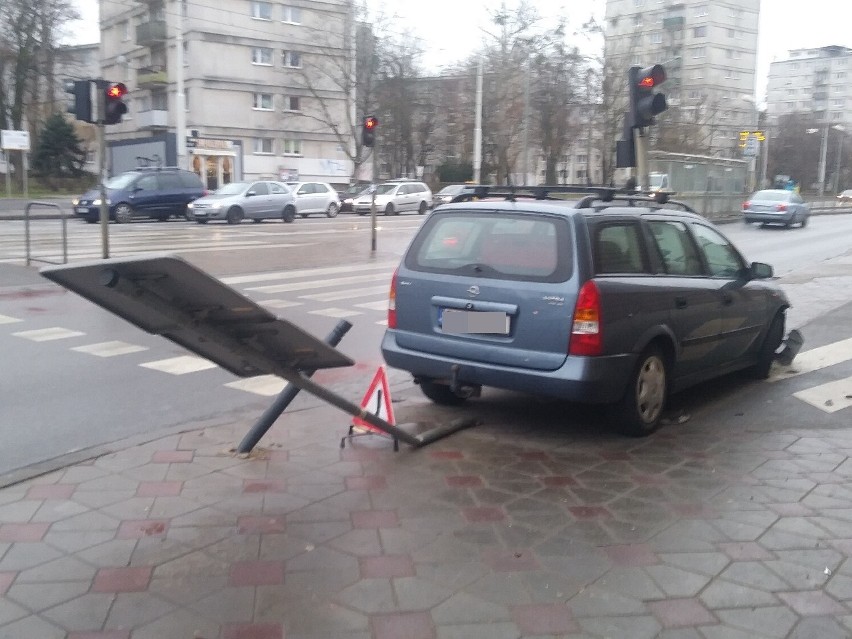 Wypadek na Grabiszyńskiej. Samochód uderzył w znaki przy przejściu dla pieszych. Kierowcy szuka policja 