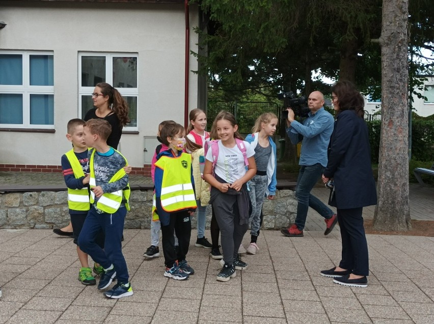 Mobilny Punkt Szczepień wyruszył pod gdańskie szkoły. Prezydent Dulkiewicz: "Im więcej z nas się zaszczepi, tym będziemy bezpieczniejsi"