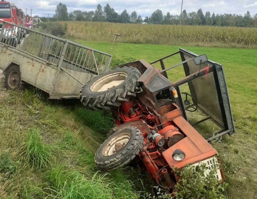 Wypadek w Jazgarce. Ciągnik rolniczy z przyczepą zjechał do przydrożnego rowu. 21.09.2021