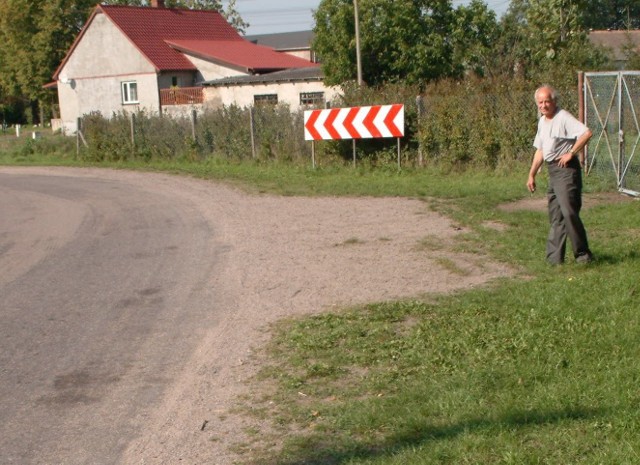 - Tu jest duży ruch, jak młodzież wraca z dyskoteki, to tylko słychać pisk opon - opowiada Eugeniusz Łoziński. - Przed laty byly tu wypadki samochodowe i motocyklowe. Nawet w ostatni poniedziałek wywrócił się tu motor, ledwo się pozbierali. Innym razem dłużyca z drewnem połamała szlaban. A dzieci chodzą tędy do szkoły.