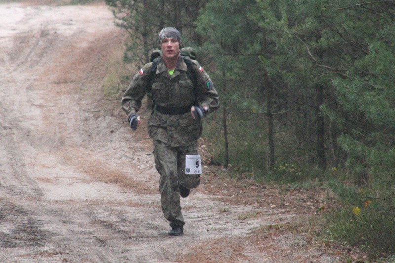 Maraton Komandosa 2015 WYNIKI Trzeci raz z rzędu wygrał por. Piotr Szpigiel [ZDJĘCIA]