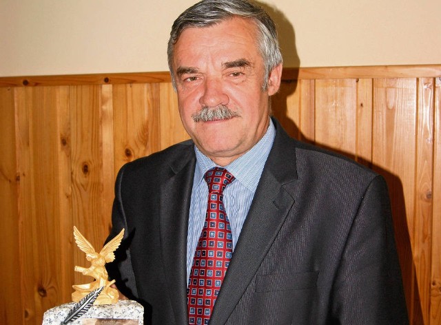 Starosta tatrzański Andrzej Gąsienica Makowski prezentuje statuetkę „Orle Pióra”, którą będzie wręczał przez całe wakacje